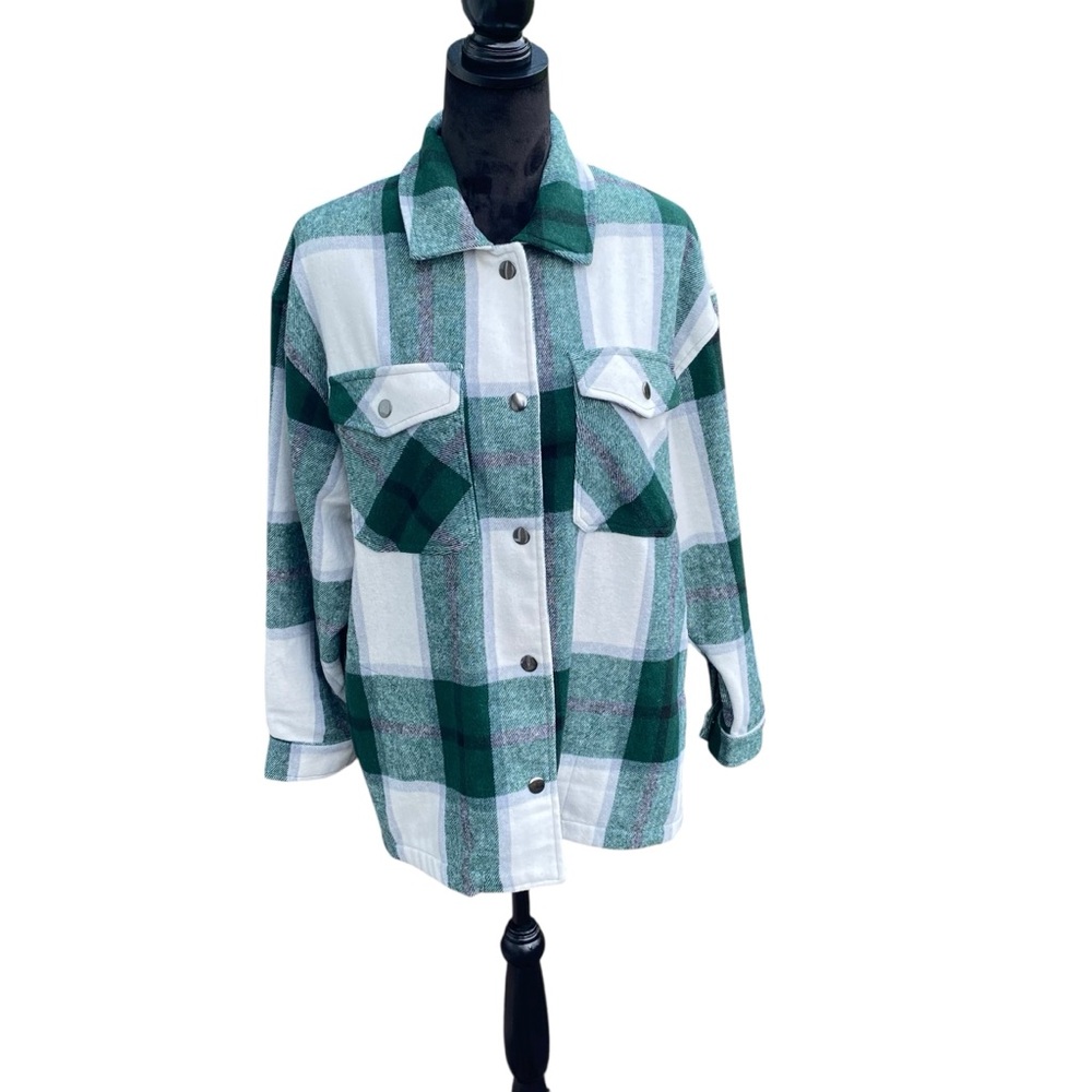 Green and White Plaid Women's Jacket Size Small Thick Material Warm, 4 Pockets‎